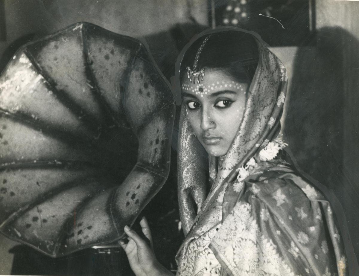 सत्यजीत रे द्वारा निर्देशित 'समाप्ति' में अपर्णा दास गुप्ता, 1961 में त्रिपिटक तीन कन्या का तीसरा अध्याय।