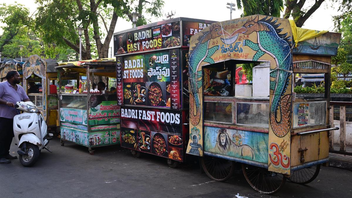 Closure of eateries: Migrant labourers return to their native States