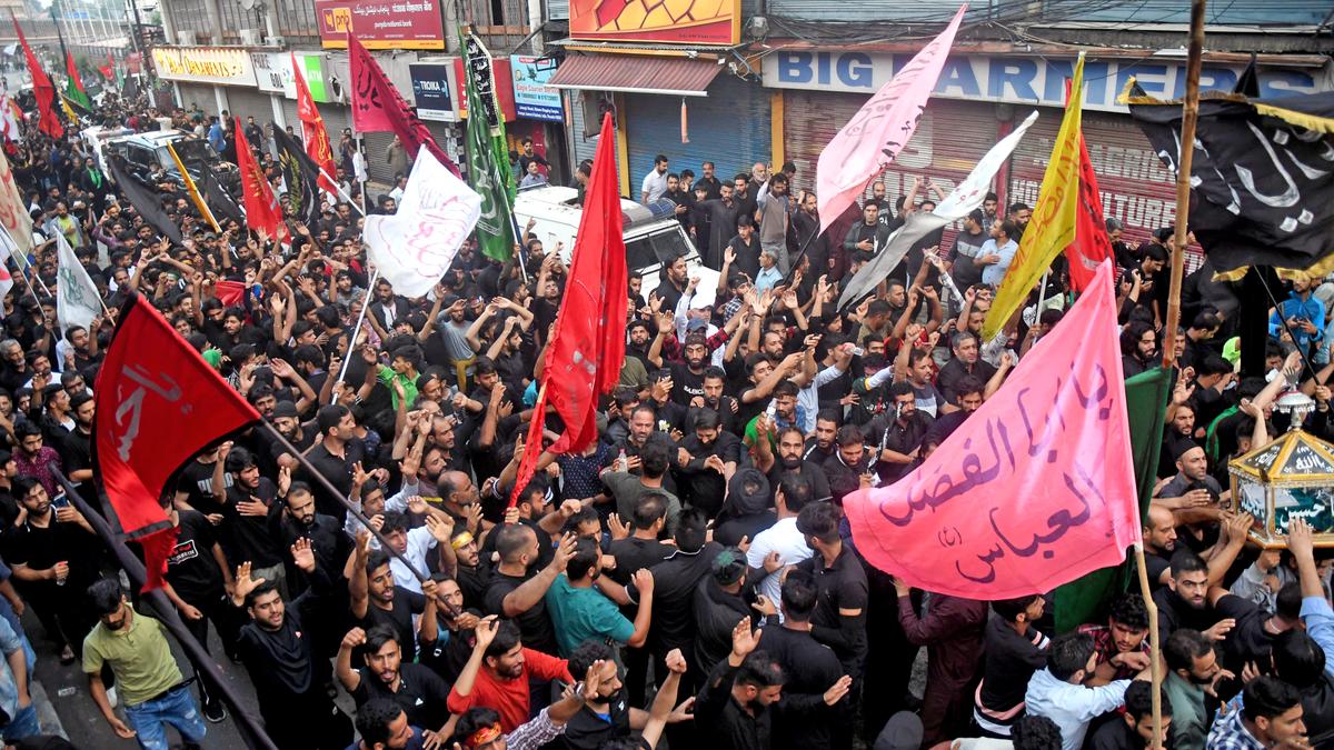 Watch:  As Muharram begins, Srinagar youth distribute water, food