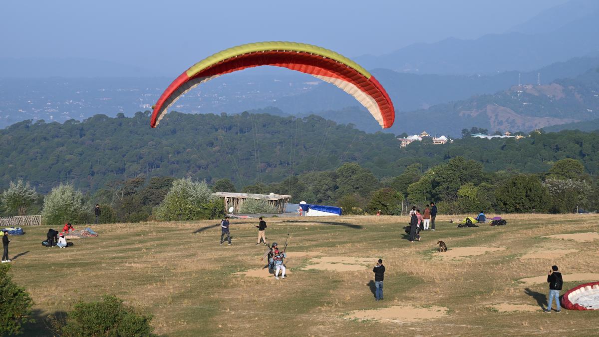 https://th-i.thgim.com/public/incoming/8qsgfs/article68845831.ece/alternates/LANDSCAPE_1200/SPOTLIGHT%20PARAGLIDIN_07_11_53.jpg