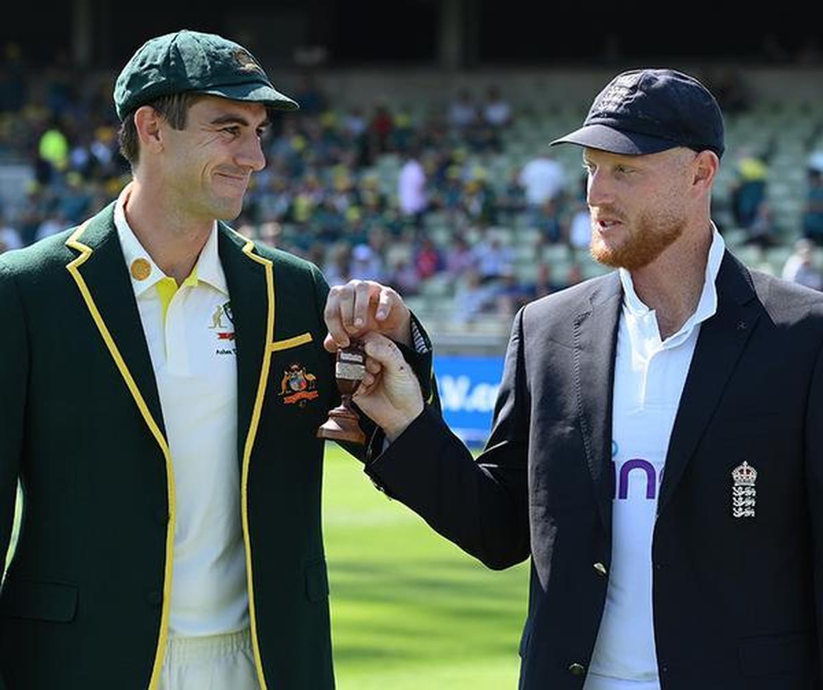 Kapten Australia Pat Cummins dan rekannya dari Inggris Ben Stokes dengan Urn. Kapten Australia Pat Cummins dan rekannya dari Inggris Ben Stokes dengan Urn.