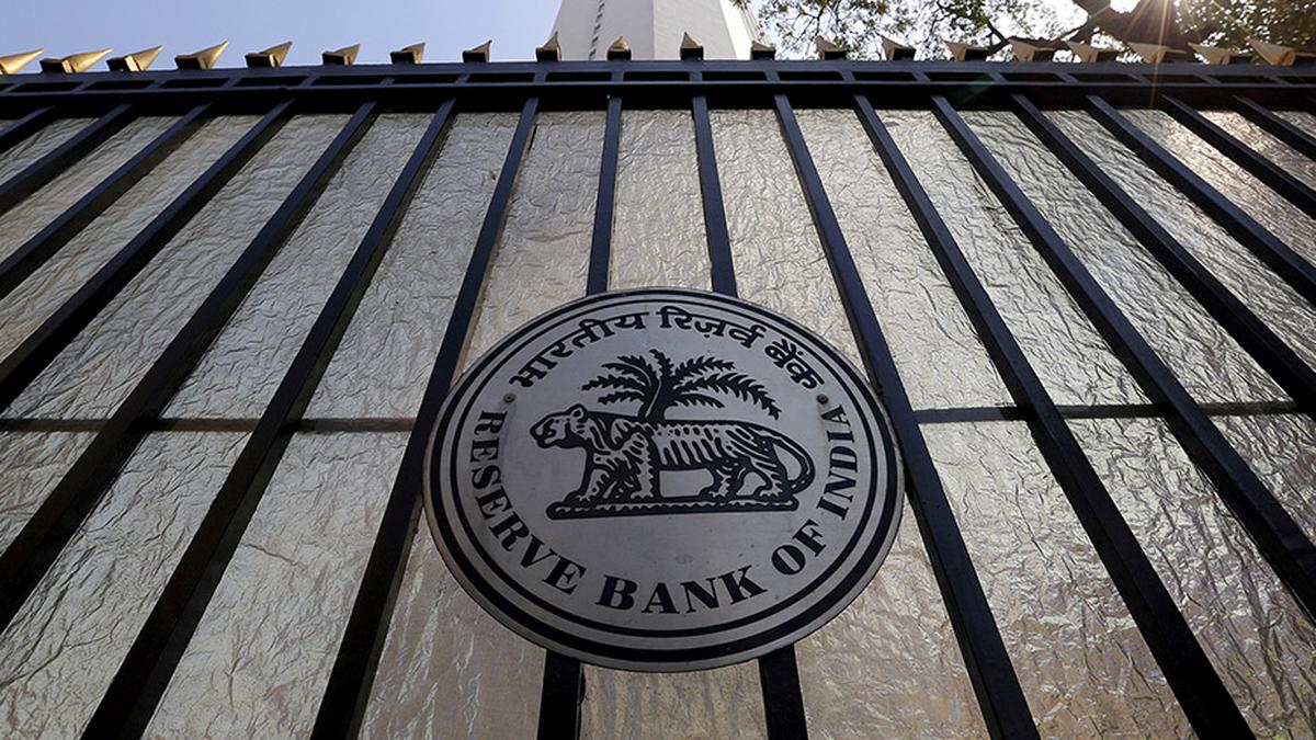 RBI directs card issuers not to enter into any agreement with networks that restrains them from availing services of others