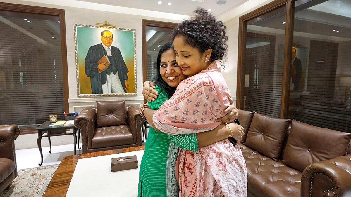 Kalpana Soren meets Sunita Kejriwal, vows to take ‘this fight far’