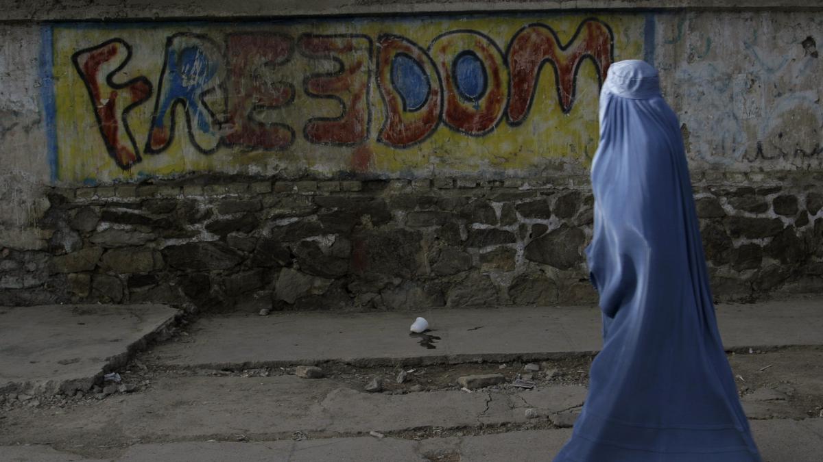 Taliban order Afghan women to wear all-covering burqa in public