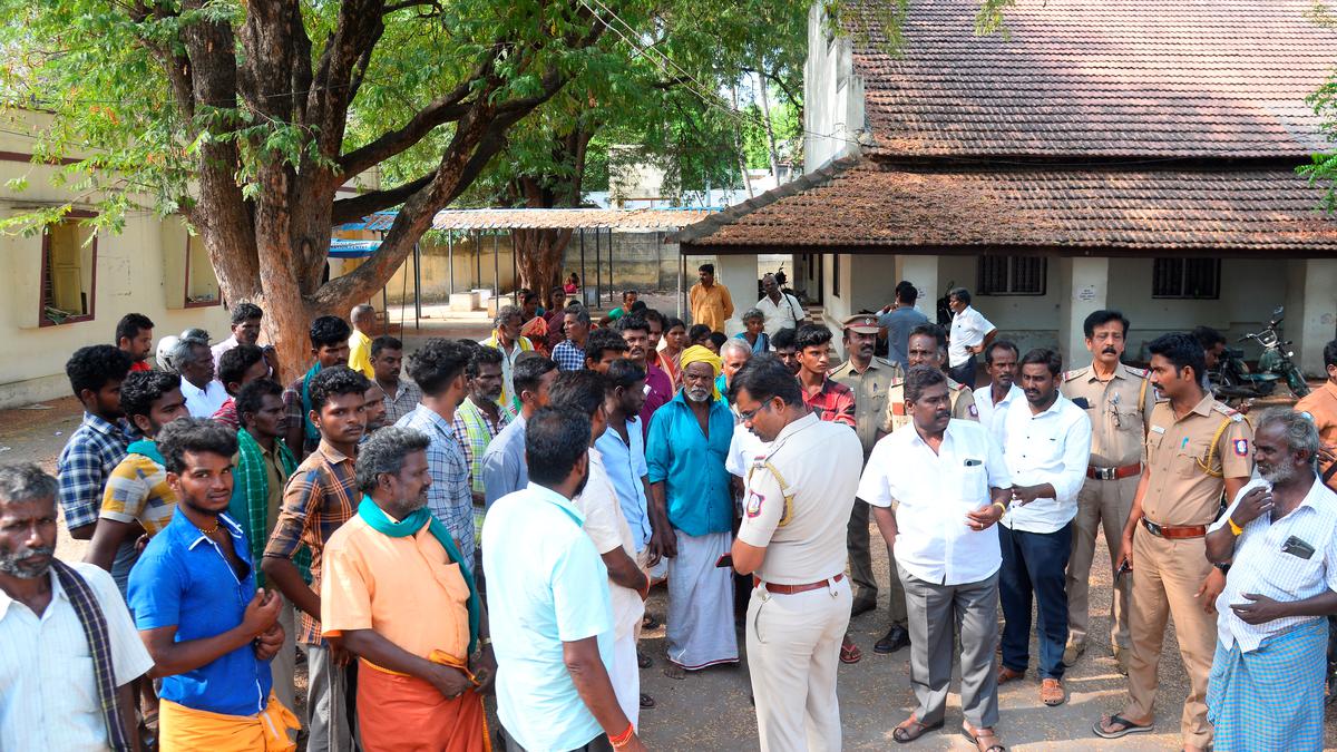 Villagers lay siege to Collector’s camp office in Dindigul alleging police inaction