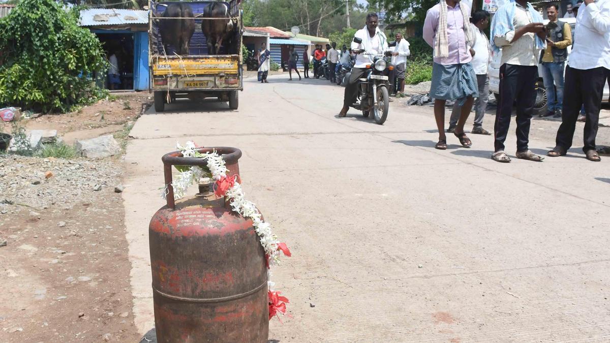 LPG shortage crisis: North Karnataka hotels and eateries facing imminent scarcity of gas cylingers - The Hindu by Authors