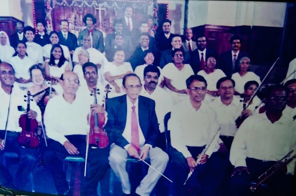 जॉन मिलन्स कोरल अपने कंडक्टर जाबेज़ जनगराज के साथ जॉन मिलन्स कोरल अपने कंडक्टर जाबेज़ जनगराज के साथ