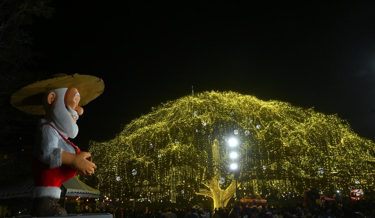 The Santa Claus of the Christmas tree 