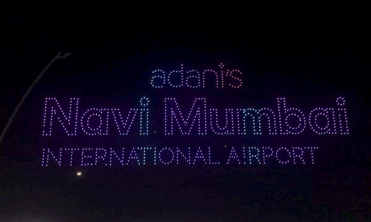 Drone menerangi langit selama suatu acara.