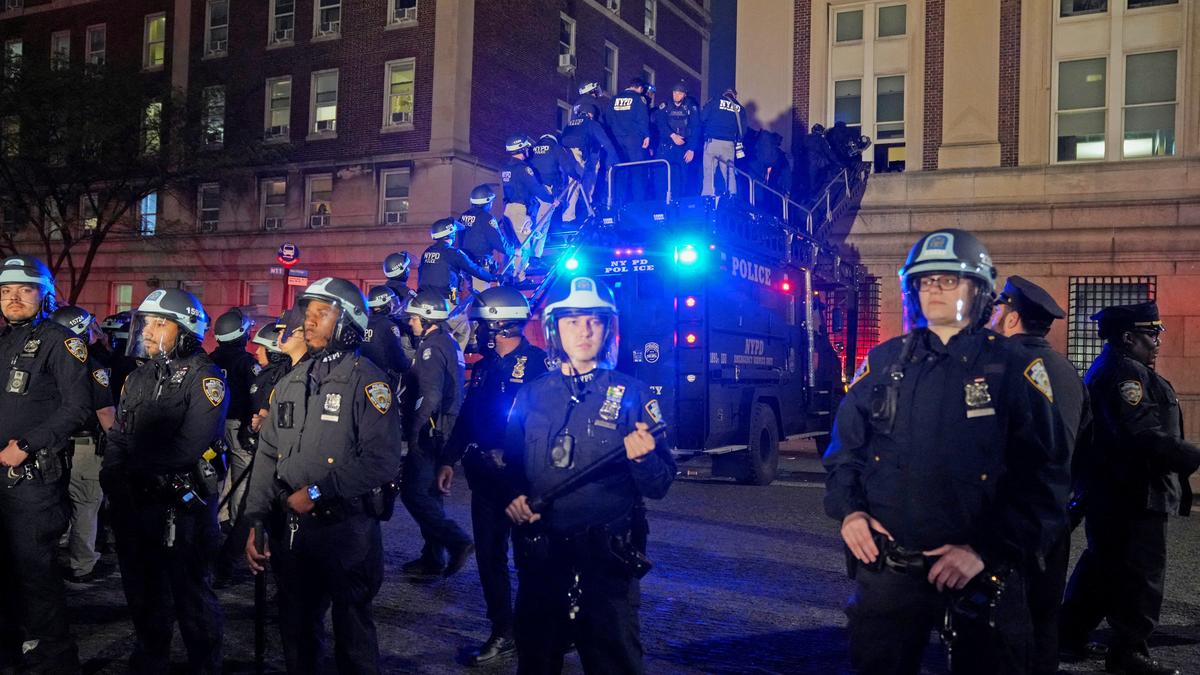 Large numbers of New York City police officers begin entering Columbia University campus