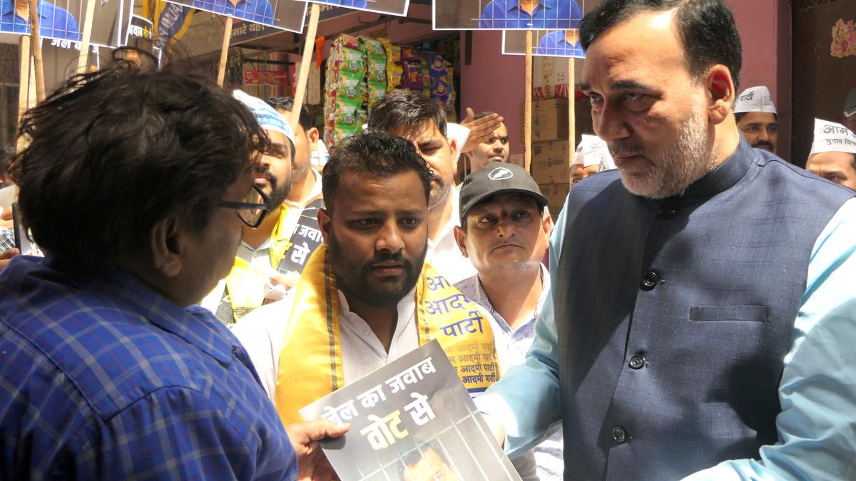 AAP starts campaign to seek backing for Kejriwal ahead of poll