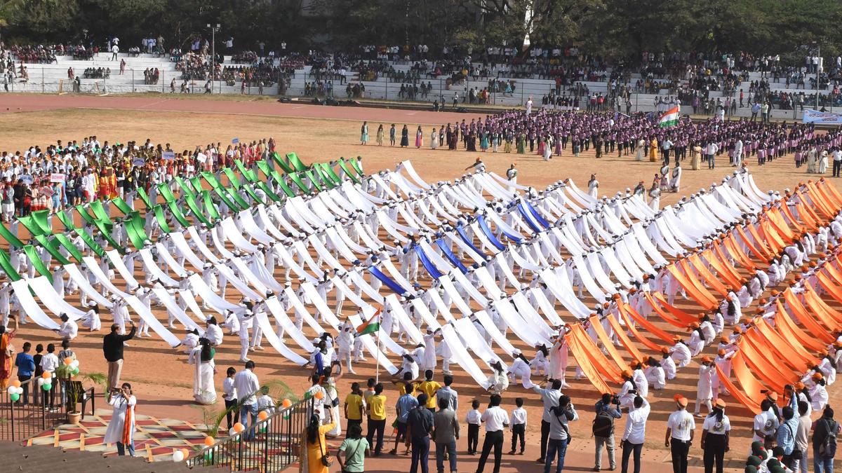 Bury differences to fight anti-national and divisive forces that are troubling the country, says Santosh Lad