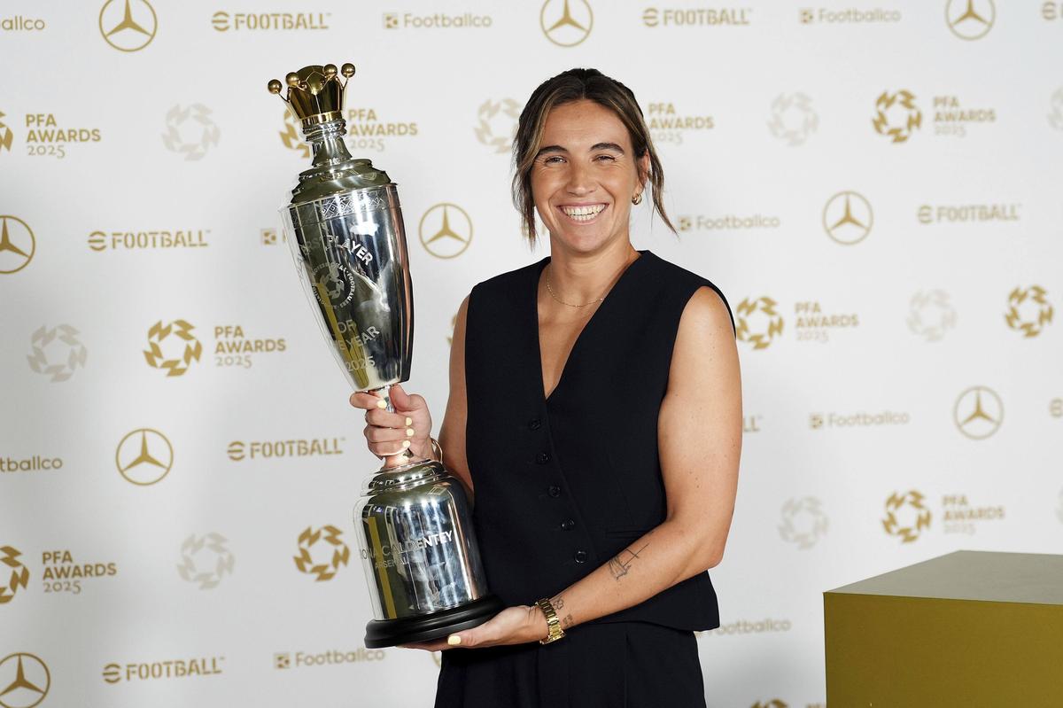 Mariona Caldentey poses with her PFA Players’ Player of the Year Award at the PFA Awards 2025 at Manchester Opera House, Tuesday, Aug. 19, 2025, in Manchester, England.