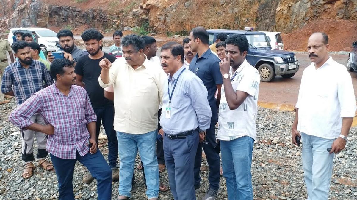 Thrissur team reaches Shirur, assesses situation for using agro dredge craft