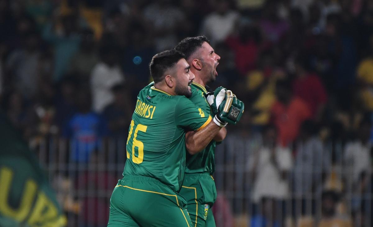 Four-wicket Shamsi helps South Africa dismiss Pakistan for 270 in