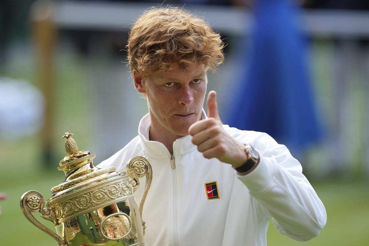 Italia Jannik Sinner famosa con el trofeo después de vencer a Carlos Alcaraz de España para ganar la final masculina en el sencillo en el Campeonato de Tenis de Wimbledon en Londres, el domingo 13 de julio de 2025.