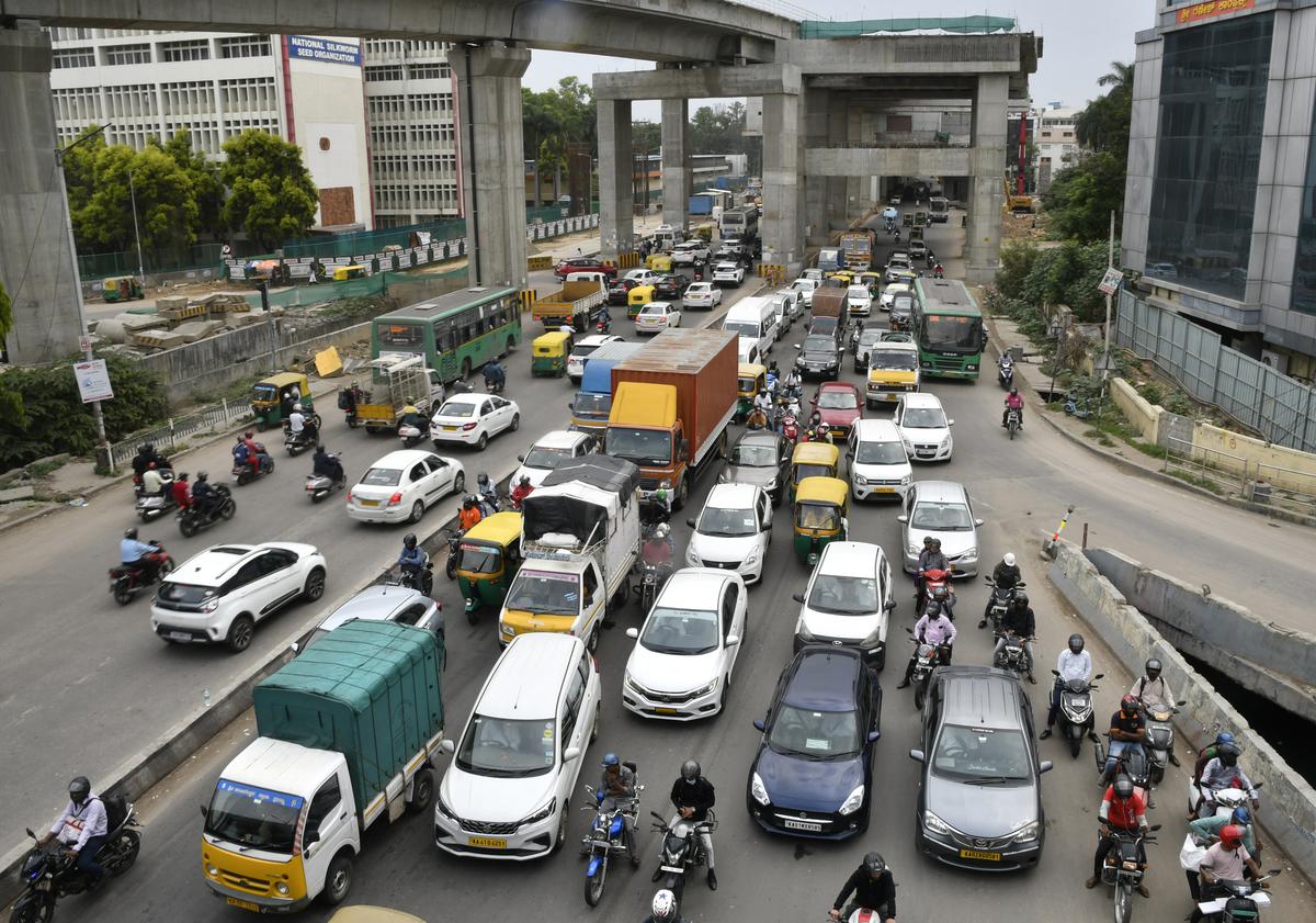 बेंगलुरु में सिल्क बोर्ड जंक्शन पर यातायात।
