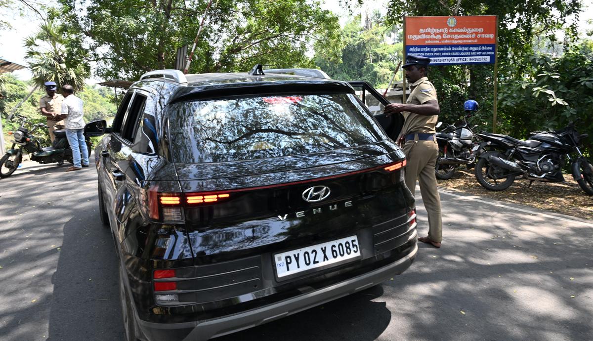 Nalladai Checkpoint in the border of Perambur Police of Mayiladuthurai district. It is located near the border of Puducherry. Police check vehicles here to prevent illegal liquor smuggling from the center area.