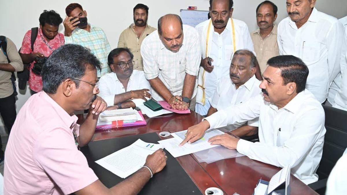 YSRCP leader demands inquiry into alleged bribery by Podalakur AEE