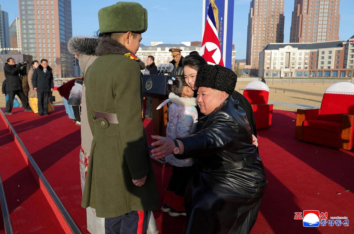 Il leader nordcoreano Kim Jong Un e sua figlia Kim Ju Ae interagiscono con i partecipanti durante la cerimonia di completamento di un nuovo quartiere residenziale a Pyongyang per le famiglie dei soldati morti nelle operazioni militari all'estero