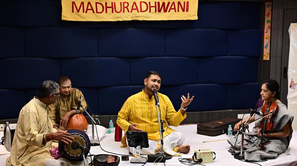 आरपी श्रवण के साथ उषा राजगोपालन (वायलिन), मेलाकावेरी बालाजी (मृदंगम) और अदमबक्कम शंकर (घाटम) के साथ।