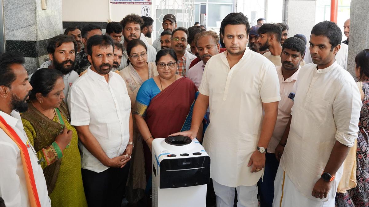 Yaduveer inspects facilities at Cheluvamba Hospital