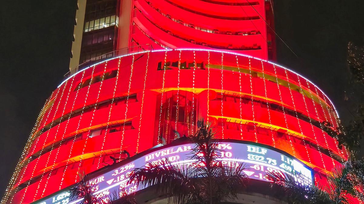 Sensex, Nifty decline on unabated foreign fund outflows, selling in IT stocks