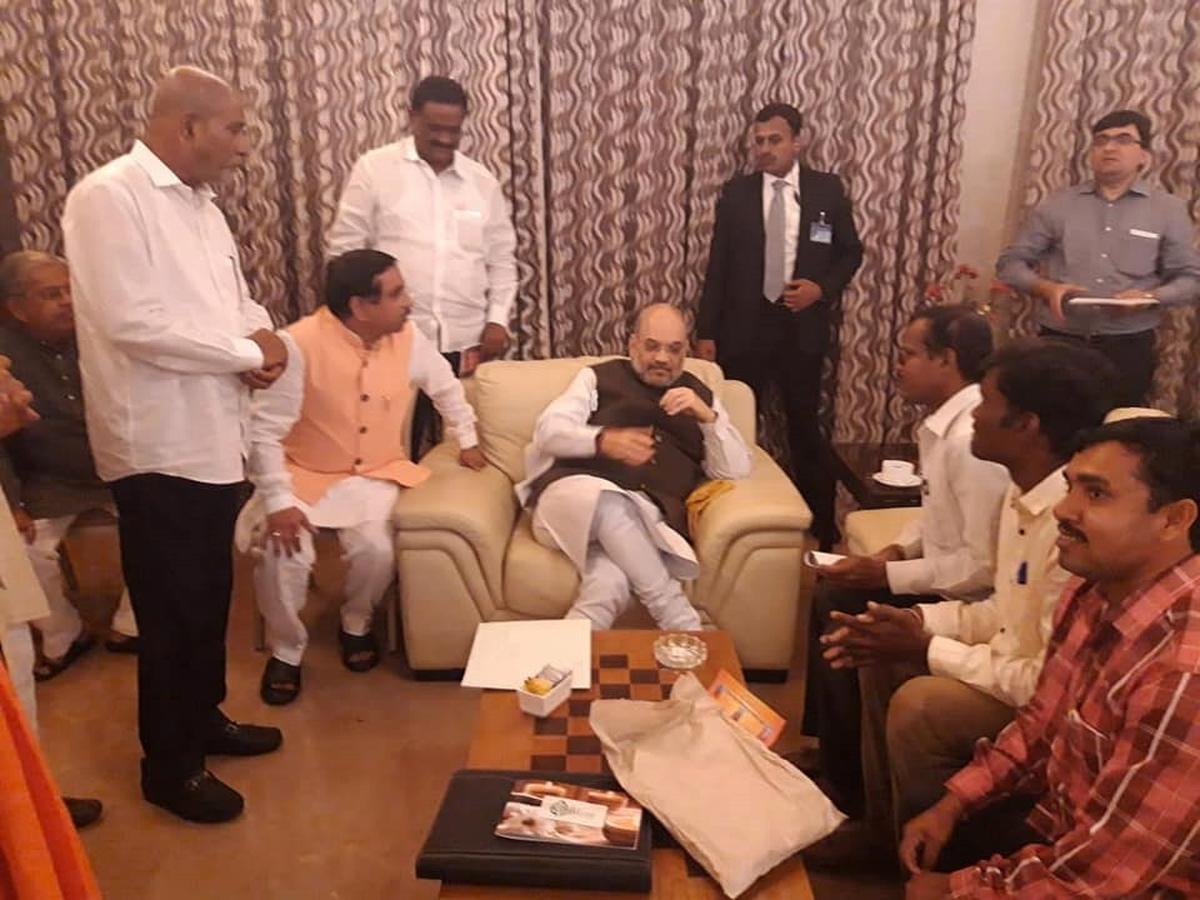 बांग्लादेशी शरणार्थियों का एक प्रतिनिधिमंडल 18 जनवरी, 2020 को हुबली में अपनी मांगों की सूची के साथ केंद्रीय गृह मंत्री अमित शाह से मुलाकात कर रहा है।