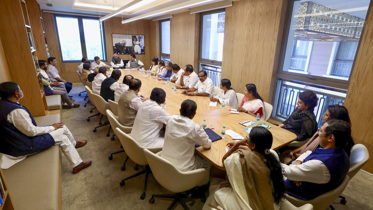 Congress meeting in Delhi asks Kerala leaders to stay united