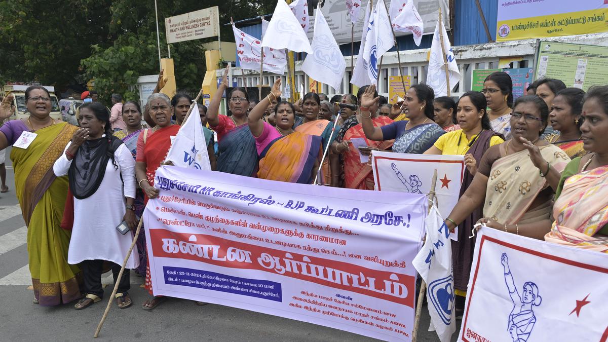 Women’s federation protests against skewed liquor policy and rising crime