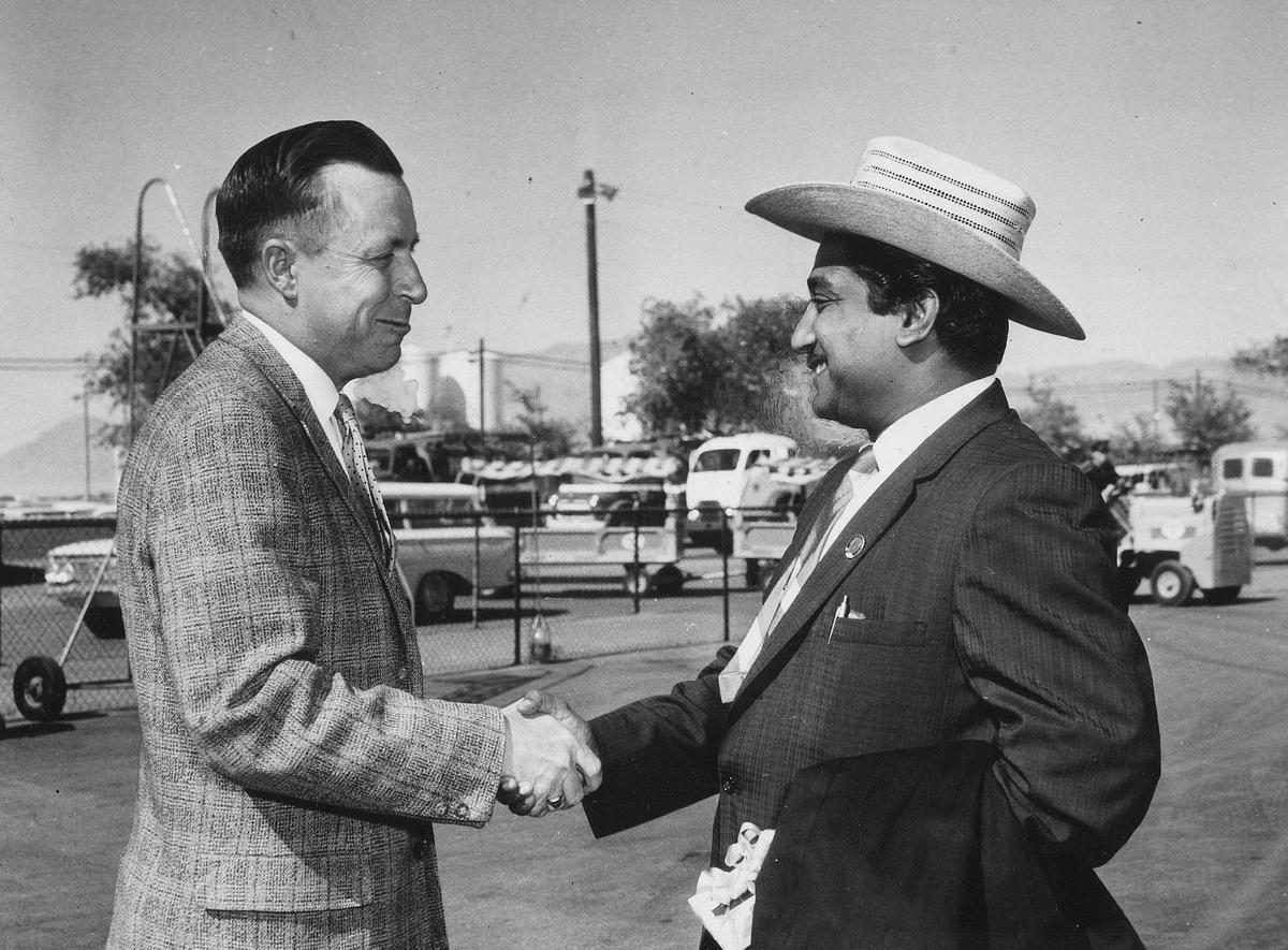 Sivaji Ganesan viene accolto da Charles Lanier, presidente della Camera di commercio di Albuquerque all'aeroporto di Albuquerque il 2 giugno 1962