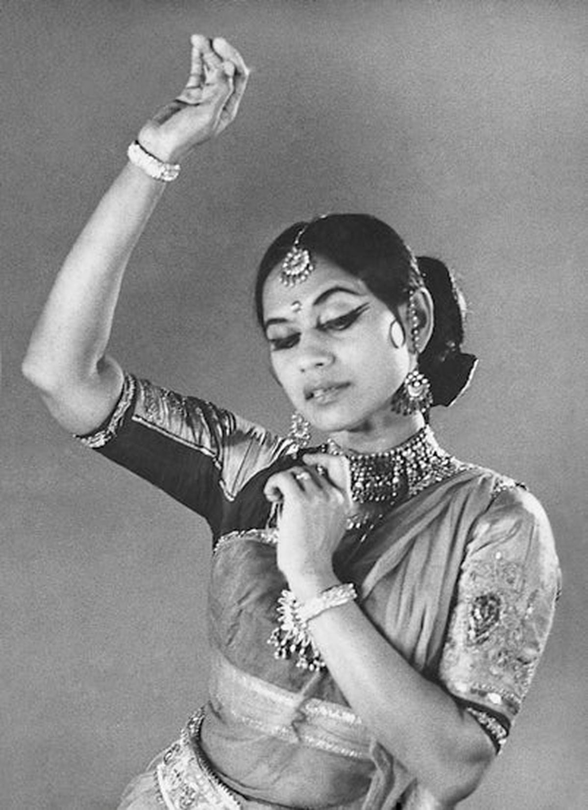 Kumudini Lakhia desempenhou um papel fundamental na integração da coreografia de grupo através de seus trabalhos experimentais 