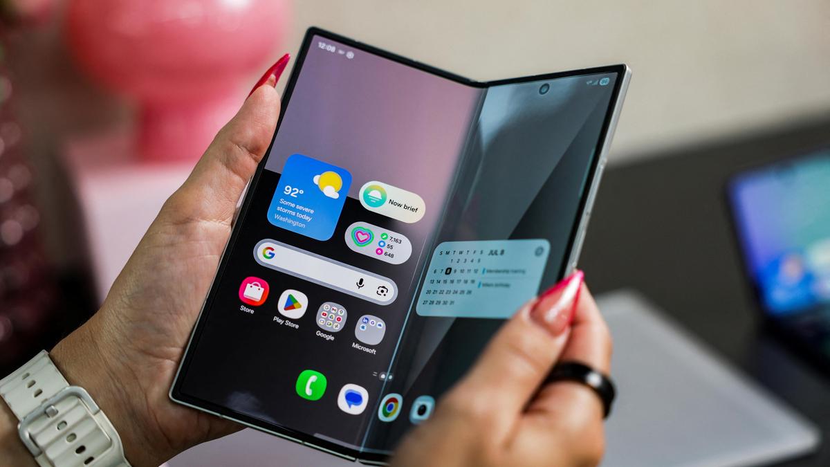 Foldable smartphone shipments forecast to grow 10% year-on-year in 2025 to 20.6 million units: IDC Report