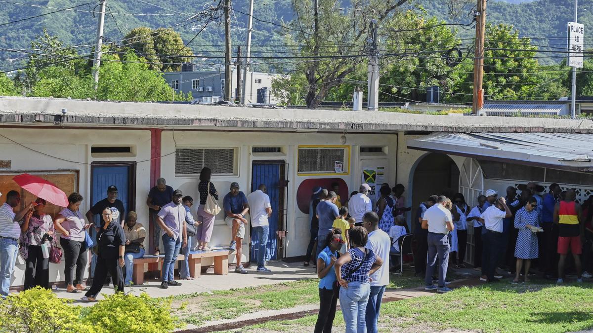https://th-i.thgim.com/public/incoming/90hgf2/article70008956.ece/alternates/LANDSCAPE_1200/Jamaica_Election_77188.jpg