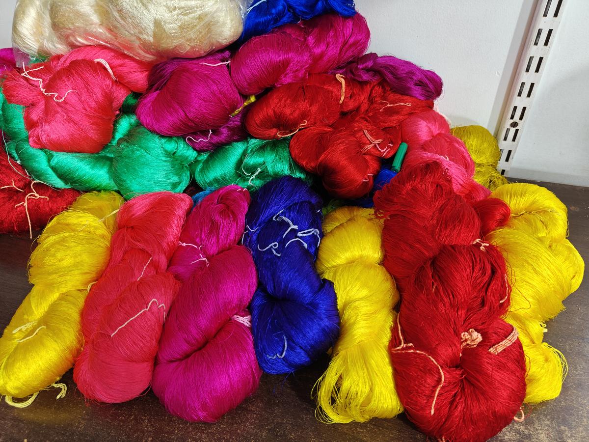 Silk produkował sarees Kuppadam, w mieście Chirala w dzielnicy Bapatla. Silk produkował sarees Kuppadam, w mieście Chirala w dzielnicy Bapatla.