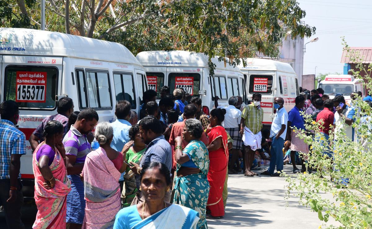 The listeners aligned to transport the bodies of the deceased workers, in the facilities of the Hospital of the Government of Satur. Archive