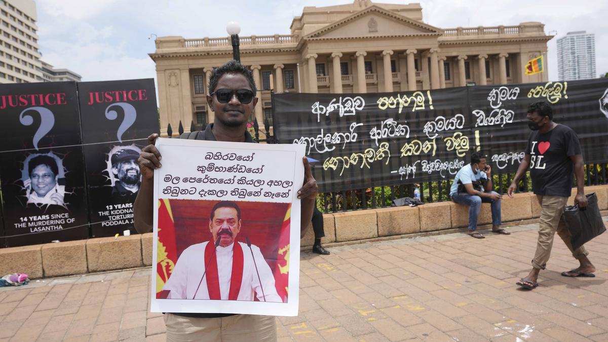 Sri Lankan Prime Minister Mahinda Rajapaksa offers to meet protesters