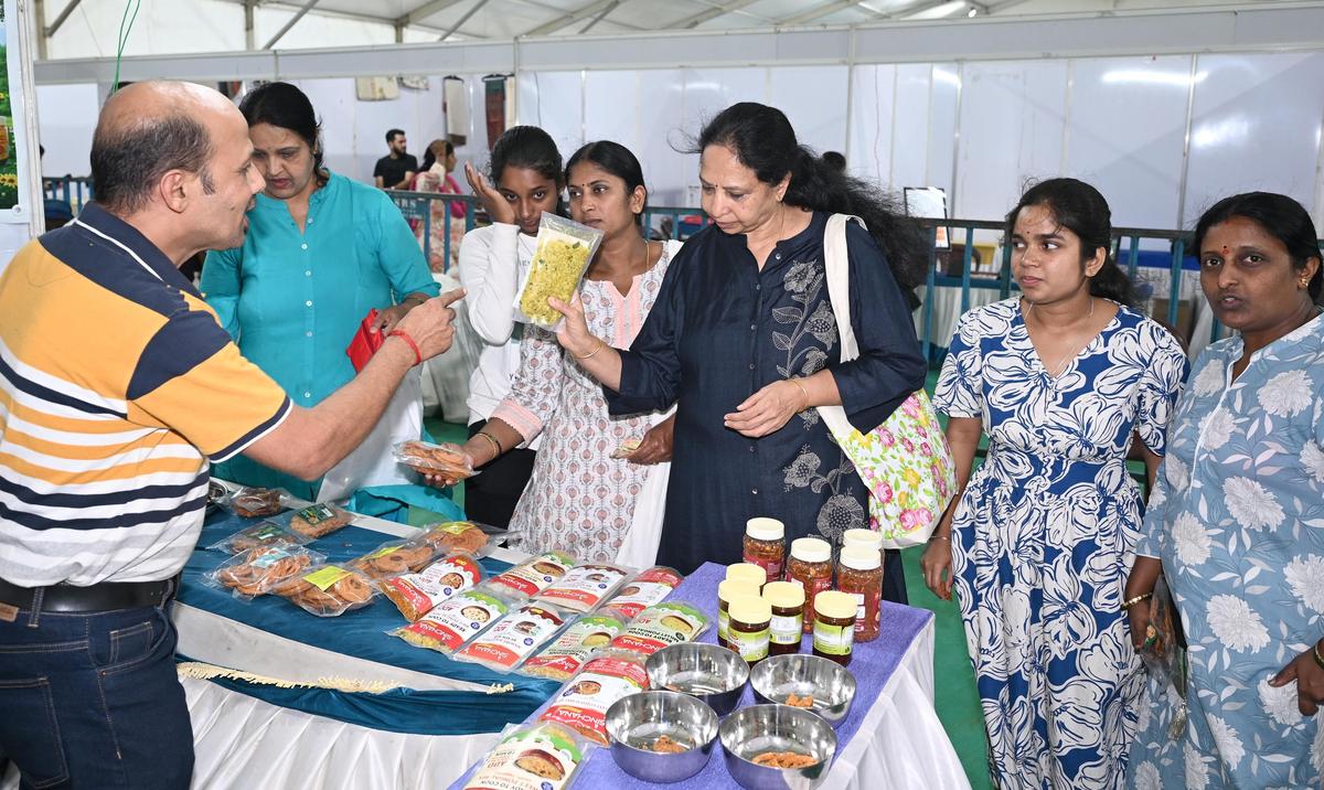 Muitas barracas vendem produtos caseiros e alimentos no Shettara Santhe de quatro dias, organizado por Arya Vysya Snehitara Balaga, em Shivamogga.