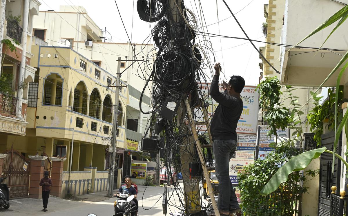 Um operador inspecionando os cabos emaranhados em Ramanthapur, Uppal, Hyderabad, após uma eletrocussão que matou cinco homens e feriu quatro, durante a procissão de Janmastami. Um operador inspecionando os cabos emaranhados em Ramanthapur, Uppal, Hyderabad, após uma eletrocussão que matou cinco homens e feriu quatro, durante a procissão de Janmastami.