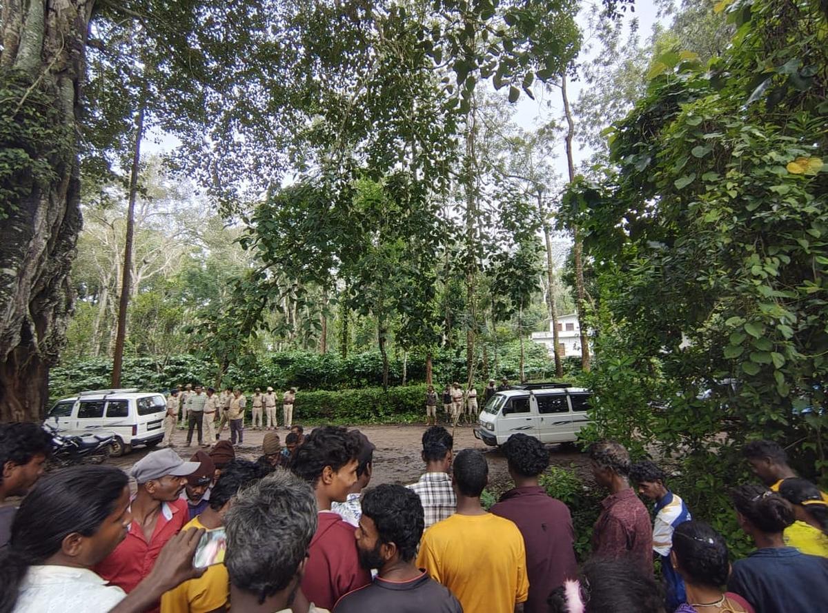 18 जून, 2025 को, उनके आवास के बाद ट्रैंट्स के रूप में पुलिस कर्मियों और वन विभाग स्टाफर नांगेल्स में स्टाफर पर चर्चा करते हैं।