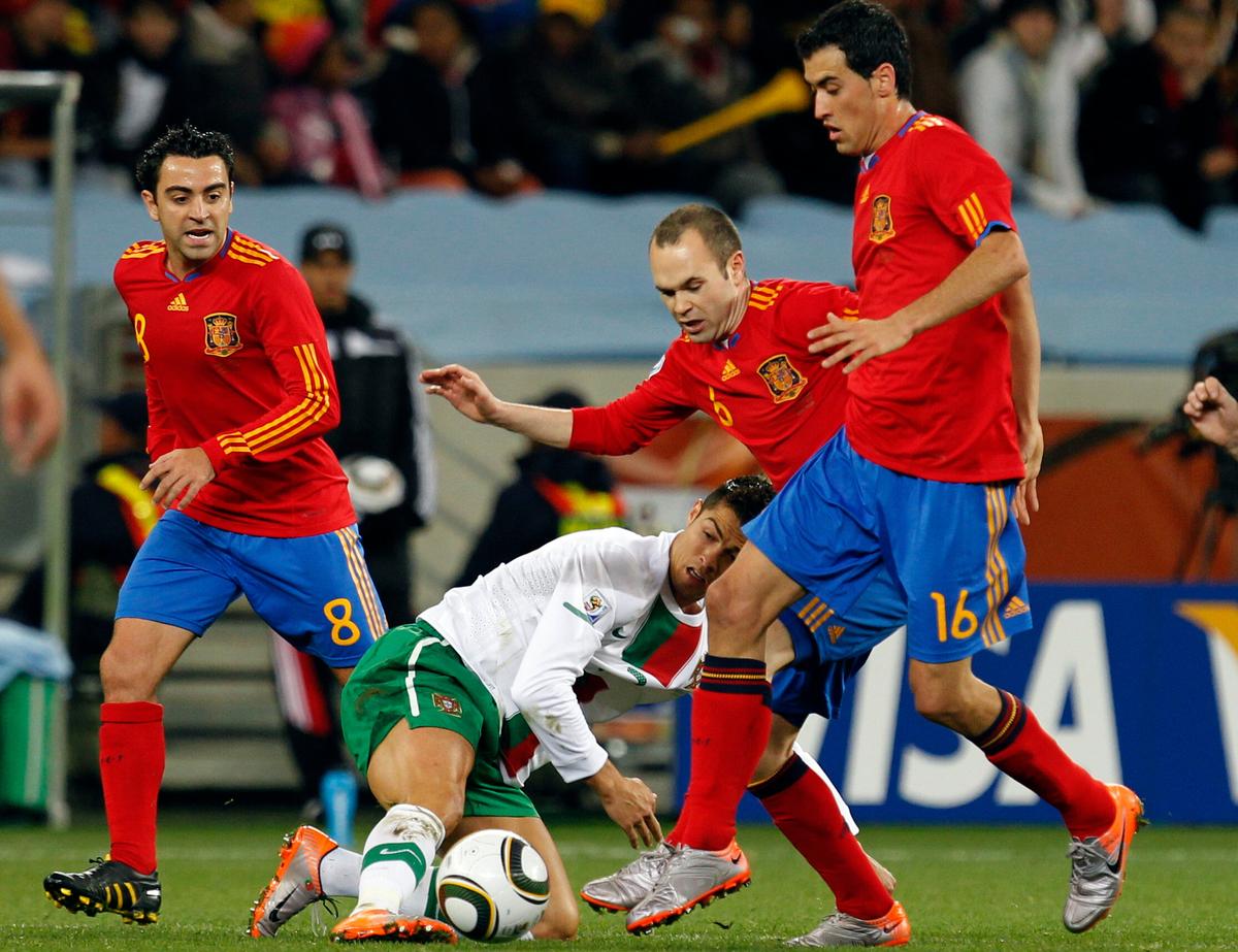 Foto de archivo de Cristiano Ronaldo tratando de obtener el balón de Busquets, Xavi y Andres Iniesta durante el partido de la Copa Mundial de 16 de 2010 entre España y Portugal