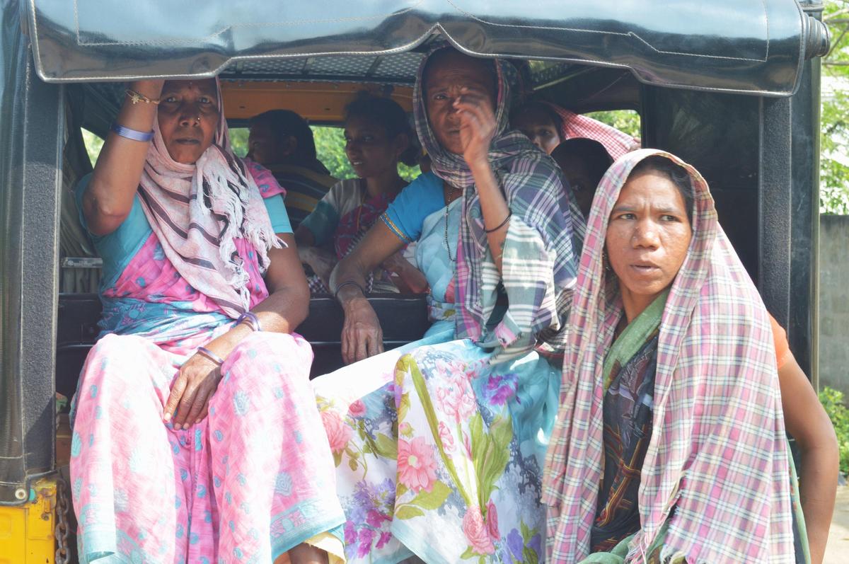Mujeres desplazadas por Polavaram que regresan de un día de trabajo en las ciudades cercanas, cerca de la colonia R&R Konda Modalu en la aldea de Pedda Bhimpalli, Devipatnam Mandal, distrito de Alluri Sitarama Raju.
