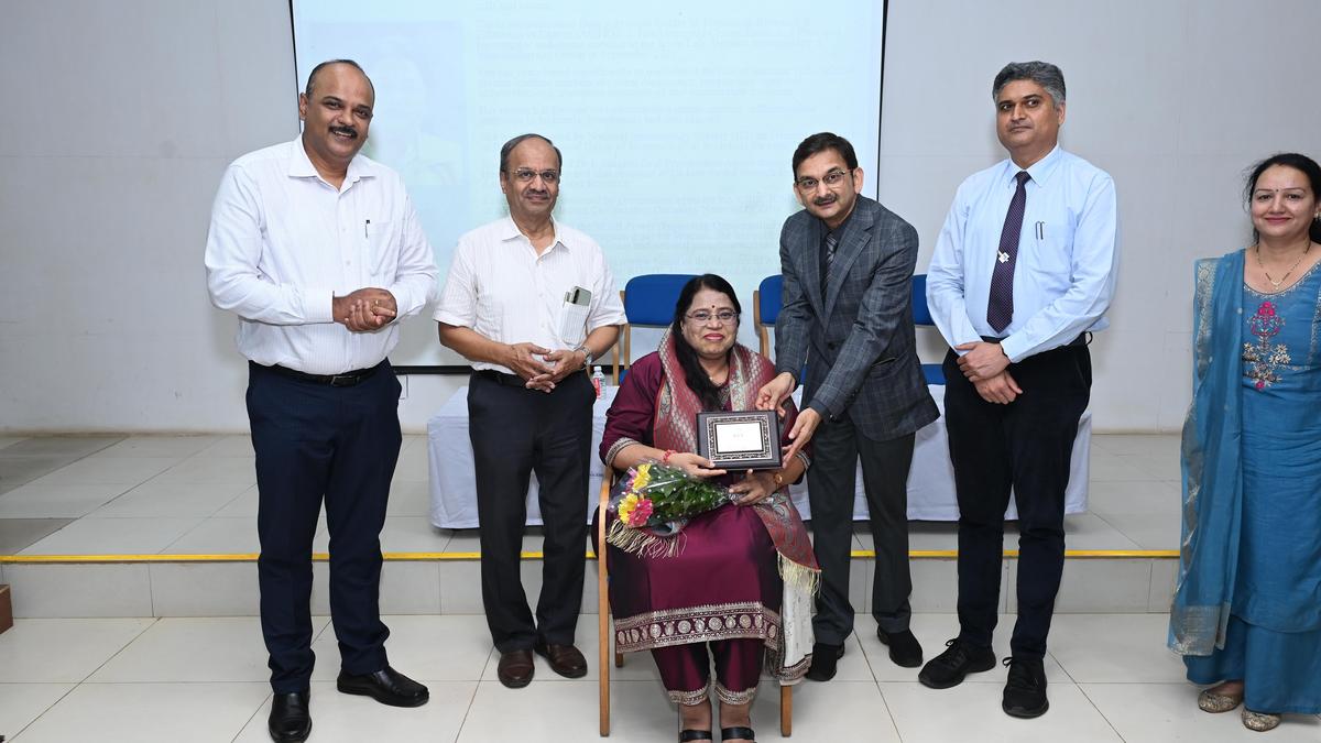 KAHER hosts lecture on cancer treatment