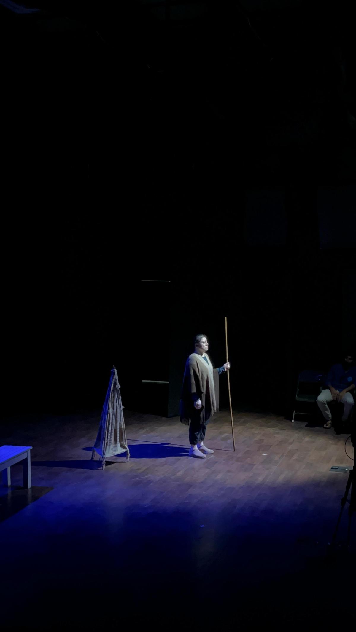 Una scena del monologo rappresentato allo SKiTS 2025 di Dramanon, una competizione di cortometraggi di 12 minuti 