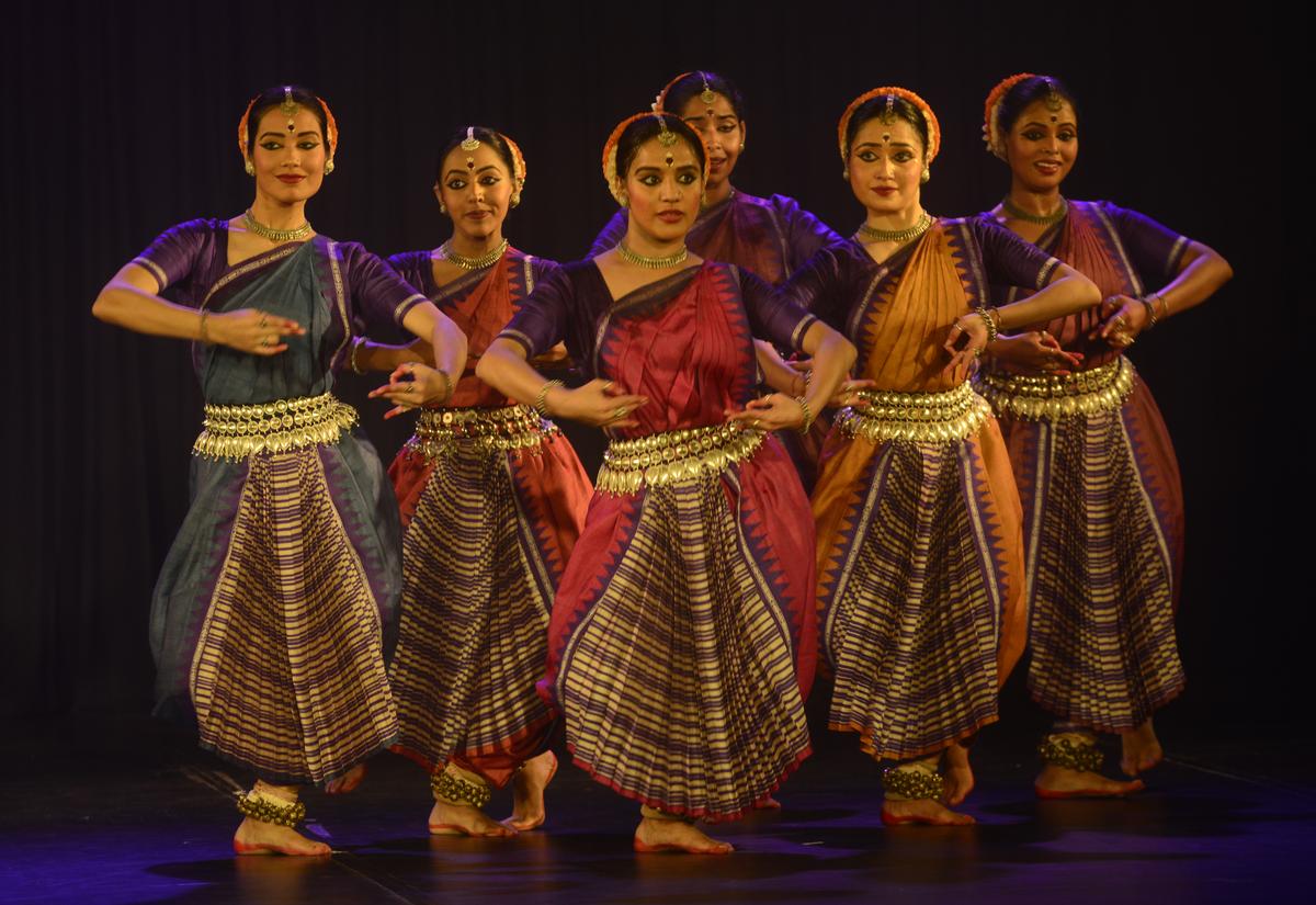 Senior Odissi dancer Madhavi Mudgal and team performing Vistar: Elaborations in Odissi, at Bharatiya Vidya Bhavan on December 24, 2023. The event took place as part of Kartik Fine Arts’ Margazhi festival. 