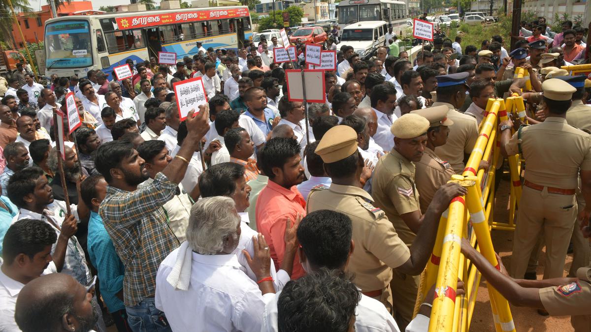 Sand lorry owners protest hits the traffic on Tiruchi-Pudukottai road