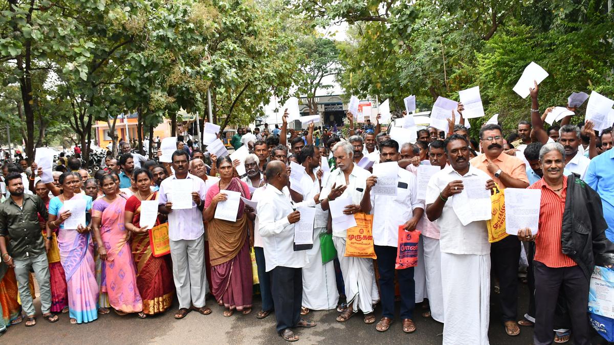 Agents of PACL throng Dindigul Collectorate seeking early refund of money