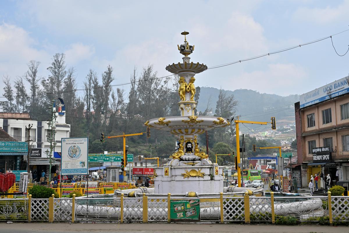 A view of Charing Cross with Adams Fountain in Udhagamandalam