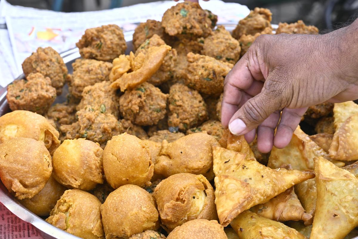 Hot crispy chicken samosas and kari vadas kept for sale at Mahaboopalayam, Madurai.