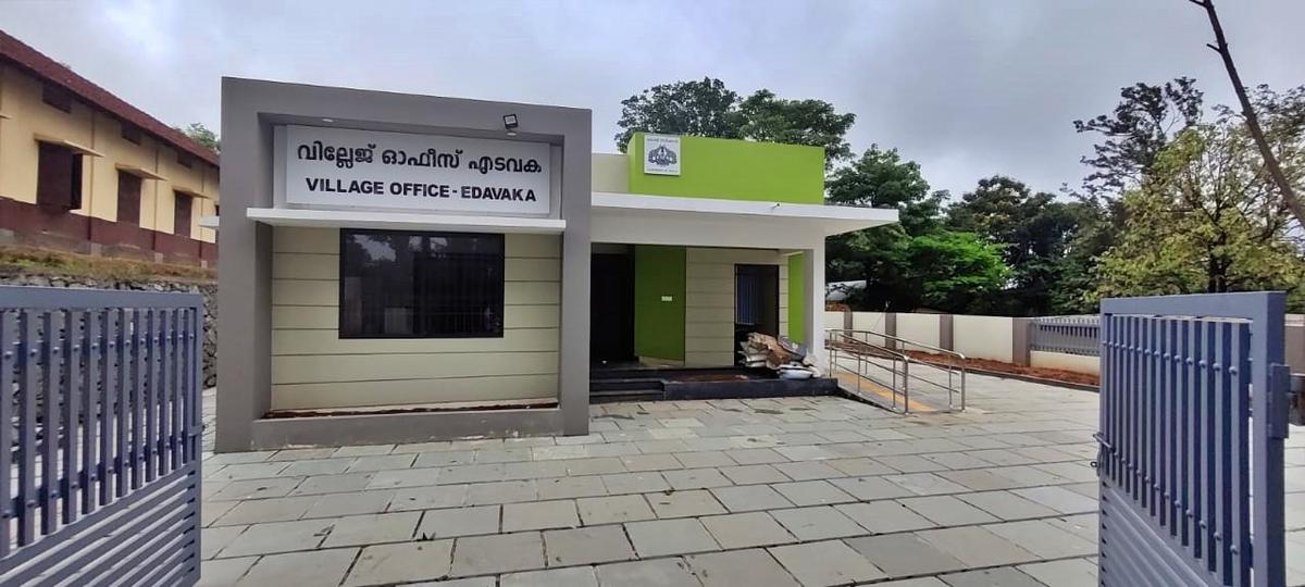 राज्य सरकार के पुनर्निर्माण केरल पहल के तहत वायनाड जिले के एडवाका में एक नया डिजाइन किया गया स्मार्ट ग्राम कार्यालय भवन।